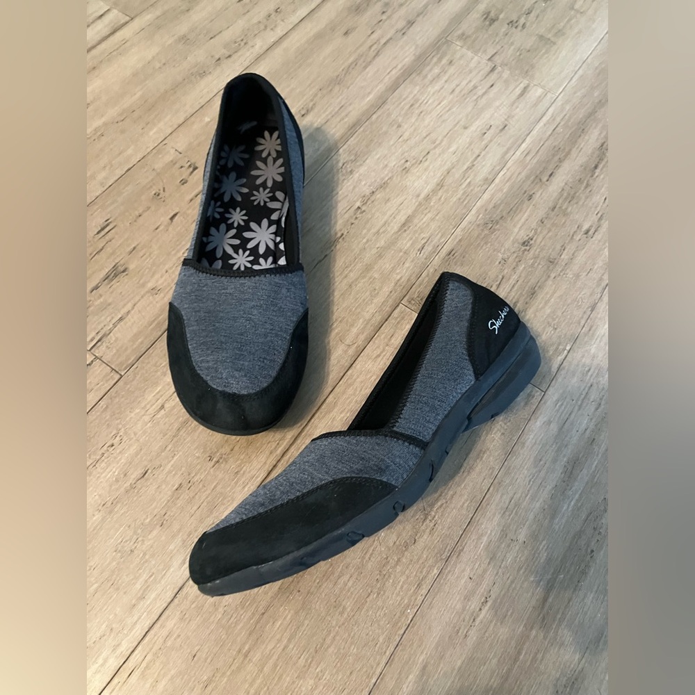 Skechers gray/lack leather and textile women’s loafers  - size 10